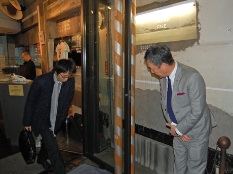 最終上映に来館した観客一人一人にあいさつして見送る頼光裕社長