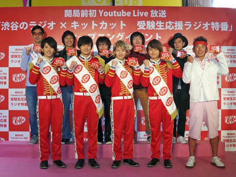 公開放送に出演する面々。写真左上がパーソナリティーの小宮山雄飛さん