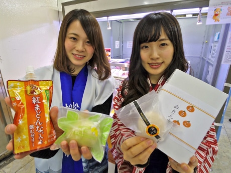 はかまや法被を着て商品をアピールする学生たち