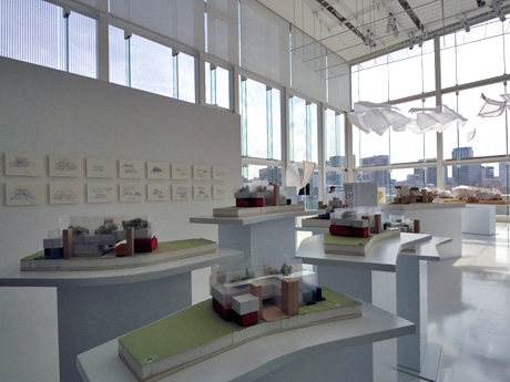 初期スケッチや設計過程で作られた模型などでプロセスを紹介介する