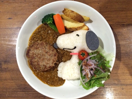 期間延長に併せて提供が始まったハンバーグをトッピングするカレー（1,500円）