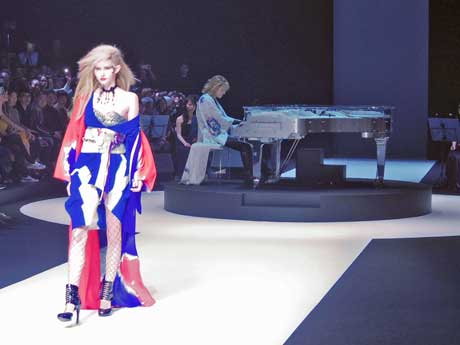 前回開催時のミュージシャンYOSHIKIさんが手掛ける着物ブランド「YOSHIKIMONO」のショー