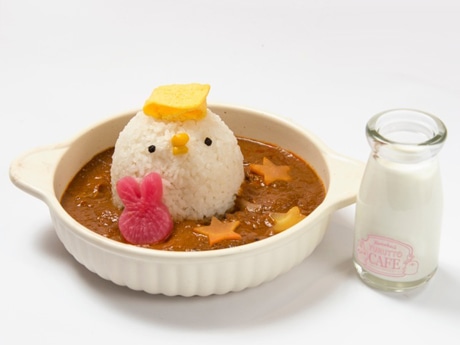 ご飯を「ピスケ」の姿にかたどって提供するチキンカレー&copy;kanahei／TXCOM