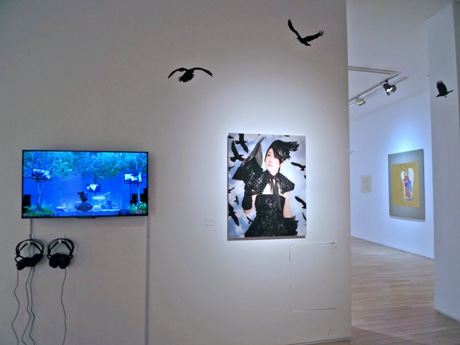 スプツニ子！さんの作品（手前）とOUA！さんの作品（奥）が並ぶ場内