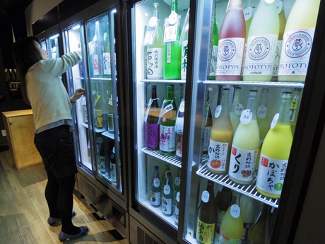 100種類以上をそろえる冷蔵庫から好きな酒を選んで飲める（写真は姉妹店の様子）
