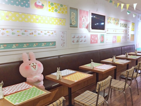 キャラクターのぬいぐるみなどを飾る店内