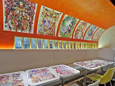 壁面や机などにキャラクターのイラストを掲出するカフェ内