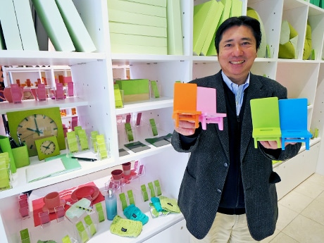 「4色で全商品がそろうのが魅力」と話す鈴木聡社長