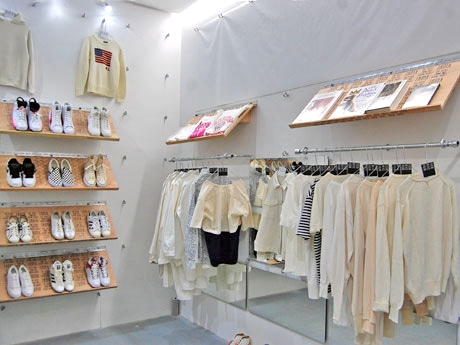 色で商品をセレクトする「IROZA」（写真は旧旗艦店営業時のもの）