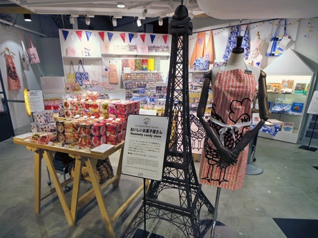 国内にブランドなどとコラボした商品を扱う「おいしいお菓子屋さん」