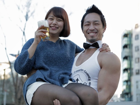 マッチョに「お姫様抱っこ」をしてもらいながらクラフトビールを飲めるサービスも（写真はイメージ）