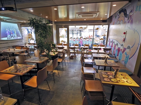 現在アニメ「おそ松」さんとのコラボカフェを展開している店内