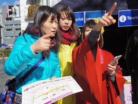 留学生や着物を着た学生がコンシェルジュとして観光案内などをしている