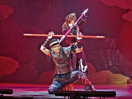 喜矢武豊演じる孫悟空（写真手前）と佐々木喜英さん演じる紅孩児の戦い