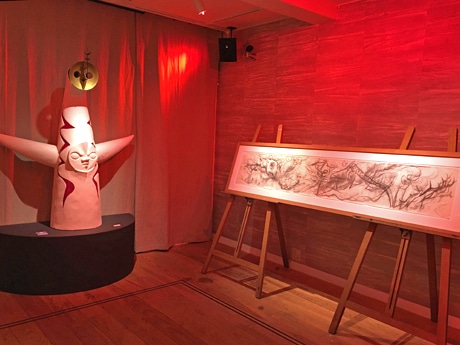 「明日の神話」制作時に描いた幅2メートルの木炭デッサン（写真右）