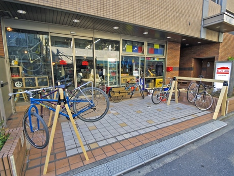 入店しやすいようにガラス張りにしたファサード