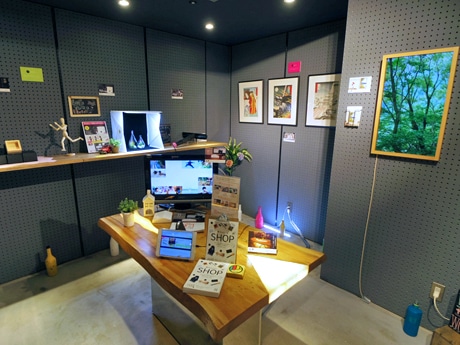 11商品を展示している店内