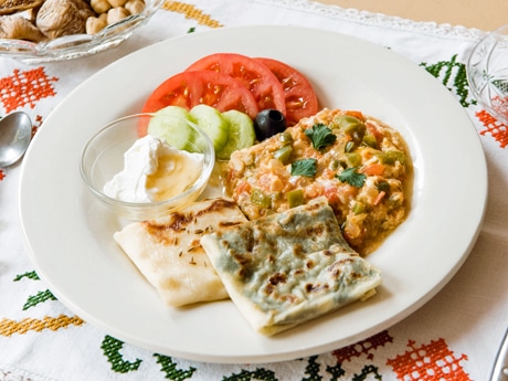 クレープのような「ギョズレメ」（写真手前）などを盛ったプレート（1,620円）