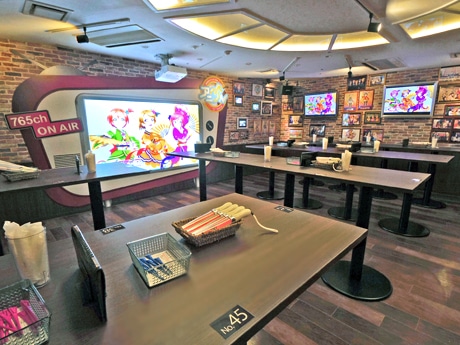 「ラブライブ！」とコラボレーションした店内&copy;2015プロジェクトラブライブ！ムービー
