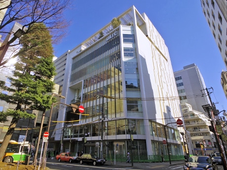 駅西口広場に面する西館の外観