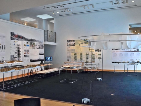 建築系大学院生の作品を展示する場内