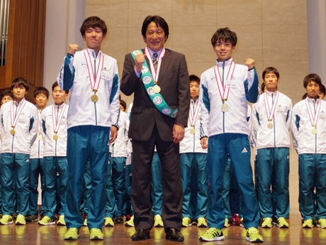 （左から）新キャプテンの安藤悠哉選手、原晋監督、前キャプテンの神野大地選手