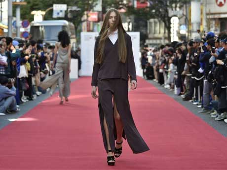 以前文化村通りを交通規制して行ったファッションショーの様子