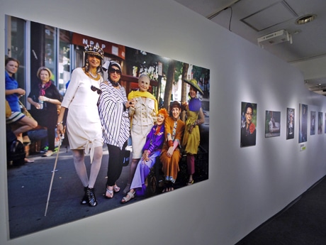 60歳以上の女性たちを撮影した写真が並ぶ場内