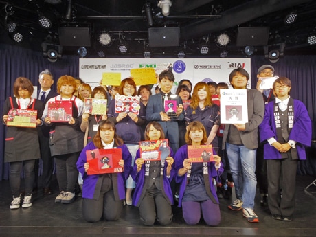 大賞を受賞した星野源さん（中央）とCDショップの店員たち