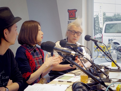 特別番組でトークを繰り広げる箭内道彦さん（右）と野宮真貴さん（中央）