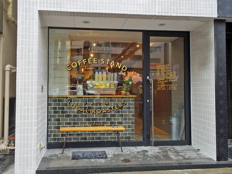 ガラス張りのファサードから店内がのぞけるようになっている