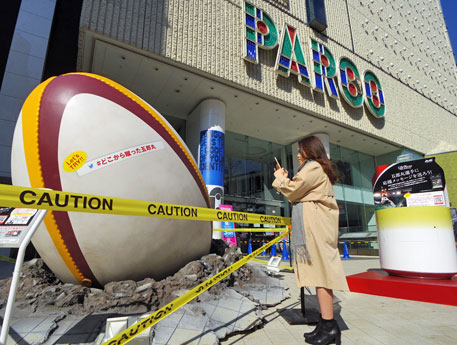 3メートルを超すラグビーボールのオブジェ