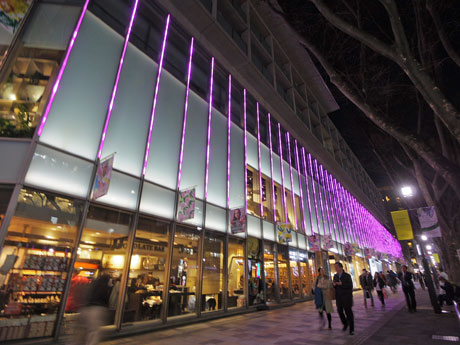 四季を表す演出をするリニューアルした外壁照明。写真は10周年記念の桜をイメージしたコンテンツ