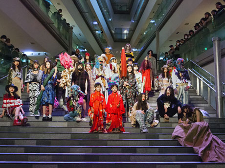 表参道ヒルズの吹き抜け大階段も使った「リトゥンアフターワーズ」のショー