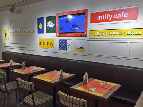 絵本のイラストやぬいぐるみなどで装飾する店内