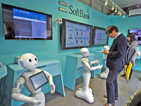 呼び込みや商品案内などの業務を分担して接客するPepper