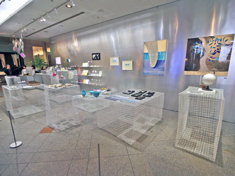 フレームでかたどったテーブルを置く店舗