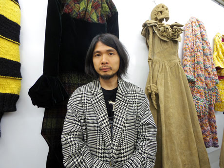 オープニング企画展「gege」を開催しているファッションデザイナー山縣良和さん