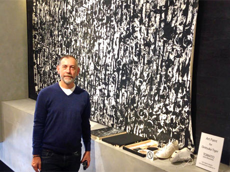 雨が降る渋谷の光景を表現した作品とTOMATOのワーウィッカーさん