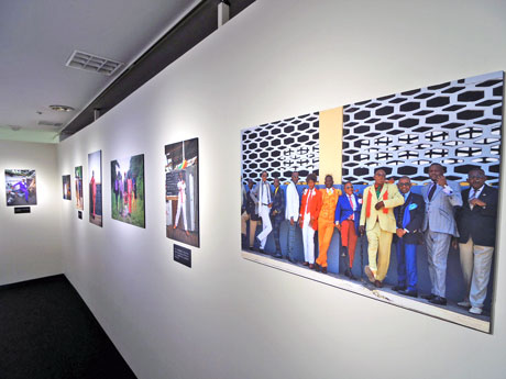 コンゴで50人以上を撮影した写真が並ぶ場内