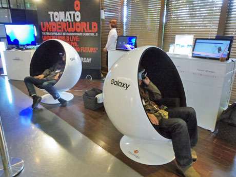 ヘッドマウントディスプレーを装着し視線や体の向きを変えることで360度の映像が見える