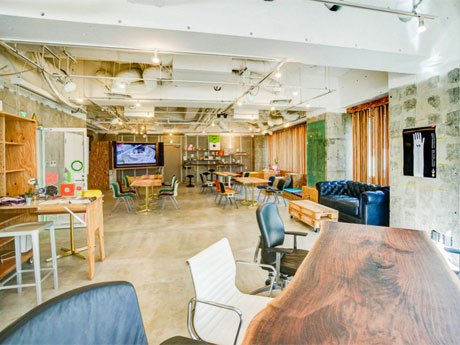 飛騨材を使ったテーブルなどを配置して作業スペースなども設けた店内