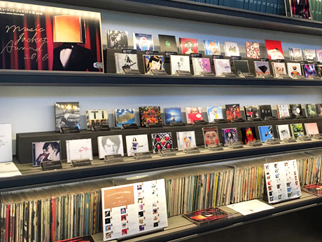 会場にはノミネートされた50作品のCD現物を展示する（写真は湘南で開催した際の様子）