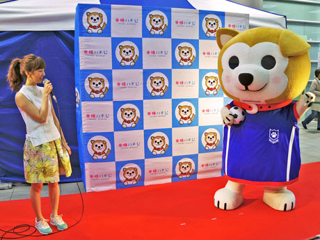 モデル・堀田茜さん（左）と「スポーツ」をテーマにした衣装を披露した東横ハチ公