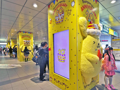 触ったり抱きついたりして写真を撮る通行人たち