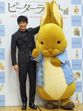 オフィシャルサポーターと音声ガイドのナビゲーターを務めるディーン・フジオカさん