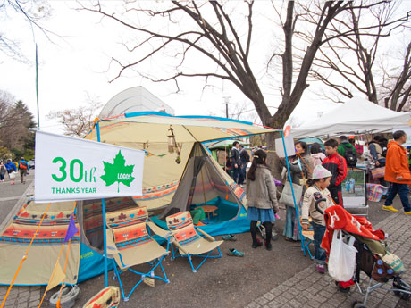 テントなどのアウトドア商品やアウトドア向けの車などが並ぶ会場（昨年開催時の様子）