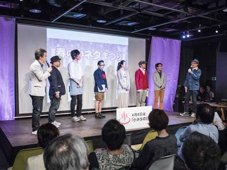 「狭くて深い」小ネタを披露した登壇者たちと「特別顧問」の渡辺佑さん（右端）