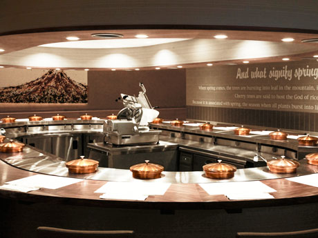 カウンター席のみ45席用意する店内