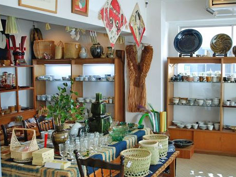 出店する陶磁器や和紙、染織品などをそろえる「べにや民芸店」